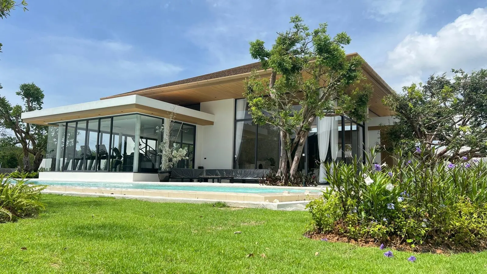 Mouana Clubhouse — лаунж, коворкинг, фитнес, бассейн
